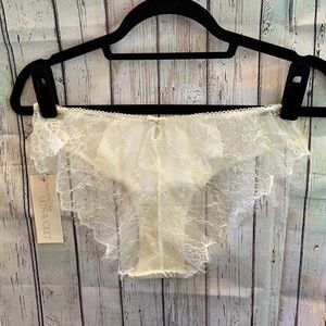 NWT ULTRAVIOLET IVORY SIZE MEDIUM WEDDING ATTIRE